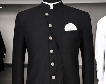 Könnte beinhalten: Ein schwarzer Anzugjackett mit einem Stehkragen und dekorativen Knöpfen. Die Jacke hat eine einzelne Tasche auf der linken Seite und einen langen, fließenden Schnitt.