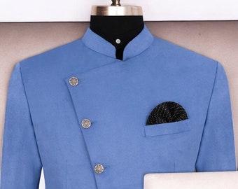Puede incluir: Una chaqueta azul claro con cuello mandarín y cinco botones decorativos. La chaqueta tiene un bolsillo en el lado derecho con un pañuelo de bolsillo estampado en negro.