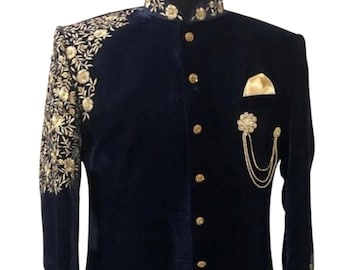 Könnte beinhalten: Eine dunkelblaue, langärmelige Kurta aus Samt mit goldener Stickerei an den Ärmeln und am Kragen. Die Kurta hat einen Stehkragen und einen Knopfverschluss. Der Text "AJIRNA ROYAL DESIGNER" ist am unteren Rand des Bildes sichtbar.