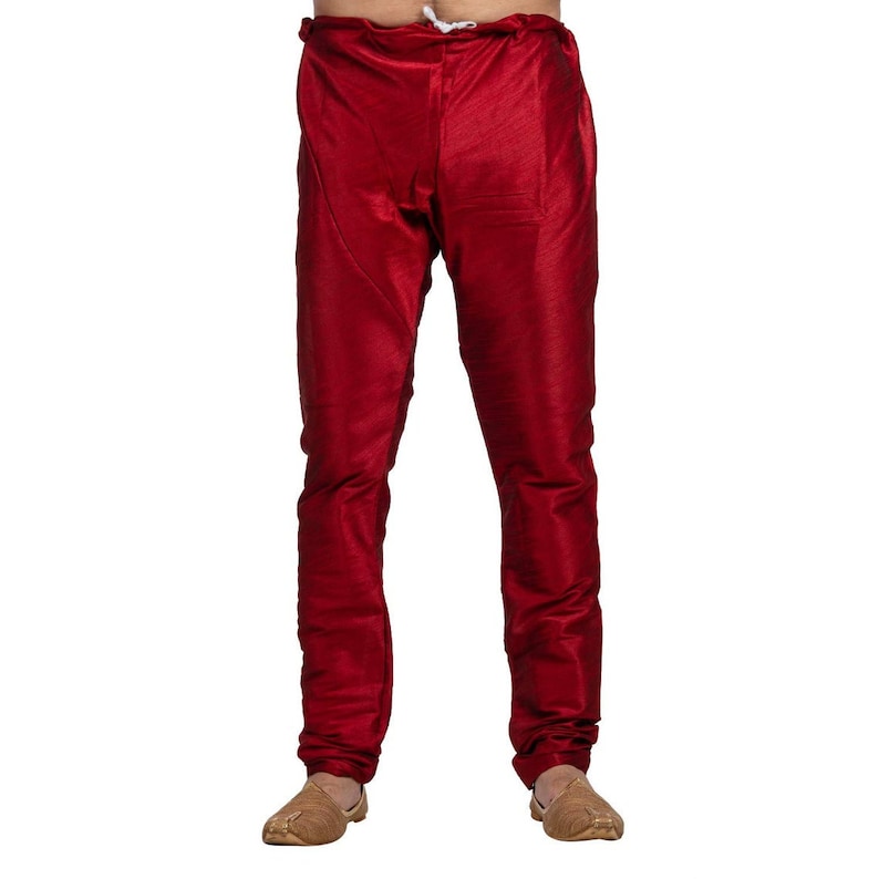 Pode incluir: Uma cal&ccedil;a vermelha ajustada com cintura de cord&atilde;o.