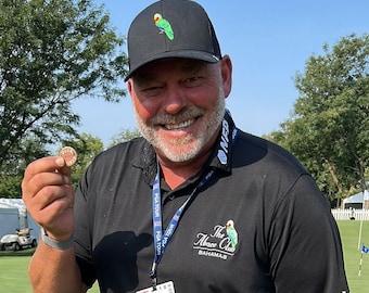 Marqueur de balle de golf personnel de Darren Clarke | Fabriqué à la main par Golf Life Metals | 1,25 po. de diamètre 1/8 po. d'épaisseur | Cadeau de golf | LIVRAISON GRATUITE