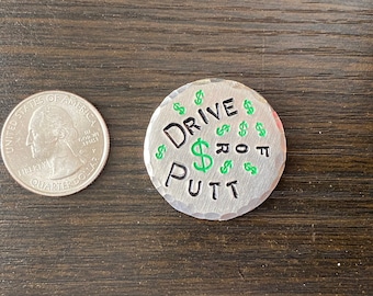 Drive for Dough Marcatore per pallina da golf personalizzato. Alluminio spesso. Personalizzato come preferisci. SPEDIZIONE GRATUITA.