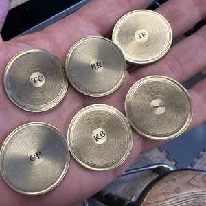 Marcador de pelota de golf grabado a láser. Personalizado: lo que desees. Acero inoxidable de 3,17 cm de diámetro y 3,17 cm de grosor. Resistente. ENVÍO GRATIS. imagen 3