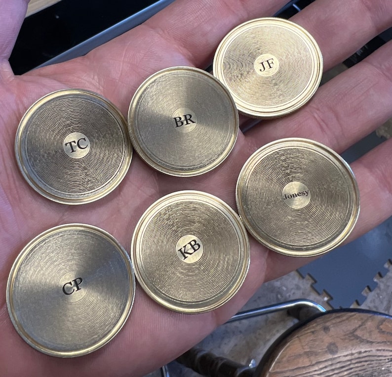 Marcador de pelota de golf grabado a láser. Personalizado: lo que desees. Acero inoxidable de 3,17 cm de diámetro y 3,17 cm de grosor. Resistente. ENVÍO GRATIS. imagen 3