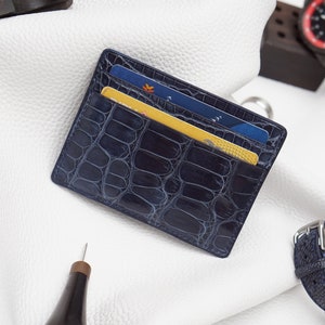 ディープブルーのレザー カード ホルダー、ワニ革のクレジットカード ウォレット。手作り。本物のワニ革のウォレット。ミニマリスト レザー ウォレット。