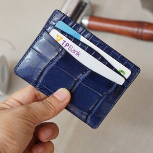 ネイビーブルーのアリゲーター クレジットカード ウォレット。プレミアム レザー カード ホルダー、手作り。本物のアリゲーター ウォレット。ミニマリスト レザー ウォレット。