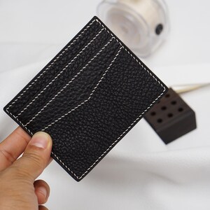Tarjetero de piel Togo en color negro. Tarjetero de piel hecho a mano. Funda para tarjetas de crédito en piel de becerro. Tarjetero de piel minimalista