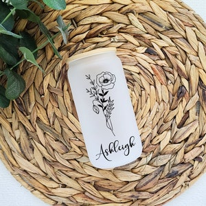 Flower Birth Month Personalized Frosted Glass Can, Glassware, Floral Cup, Bamboo Lid, Glass Straw, Gift for Plant Lover, Glass Tumbler