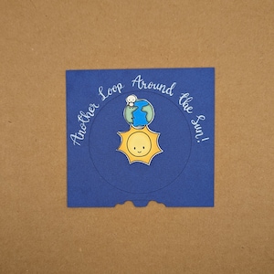 Carte d'anniversaire rotative - Une autre boucle autour du soleil