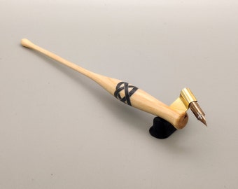 Soporte de pluma de inmersión de caligrafía oblicua - Hecho de madera de arce con adorno de nudo celta