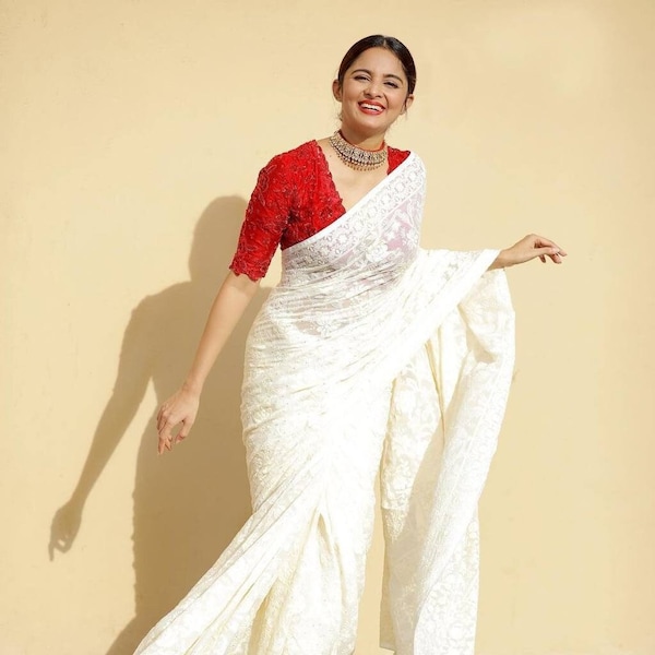 Collection Chanderi Saree, comprenant un magnifique sari Chanderi en soie blanche spécialement conçu pour les femmes.