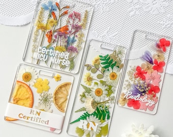 Aanpasbare harsbadge buddy verticaal of horizontaal, echte geperste bloem verpleegkundige RN, bSN, cNO, MA Gepersonaliseerd ID-cadeau voor zorgverlener