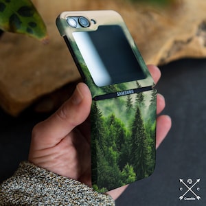 Funda de plástico con diseño de bosque de niebla y montaña para Samsung Z Flip 7 5g, Z Flip 6 5 4, Z Fold 6 5g, Z Fold 4, Moto Razr Plus, Google Pixel 9 Pro Fold cm001-1