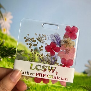 Cadeau personnalisé de fleurs pressées séchées pour ami de badge personnalisé, support de badge personnalisé pour infirmière, infirmière autorisée, bSN, cNO, MA, étiquettes d'identification, cadeau pour travailleur de la santé