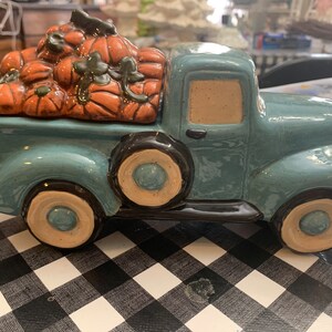 Camion Ceramkc fatto a mano con zucche nel cassone