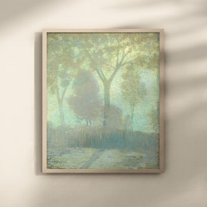 Puede incluir: Una impresión artística enmarcada que presenta una serena escena de bosque. La obra de arte muestra árboles en tonos verdes, azules y marrones, con un camino. El marco es de color madera clara.