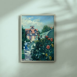 Puede incluir: Pintura enmarcada de una escena de jardín con una casa, flores y una persona. La casa tiene un tejado rojo y está rodeada de exuberante vegetación. Una persona con un vestido azul y un sombrero blanco camina por un sendero. La obra está en un marco de madera.