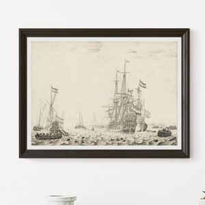 Könnte beinhalten: Gerahmter schwarz-weißer nautischer Druck mit mehreren Segelschiffen auf dem Wasser. Die detaillierte Illustration zeigt Schiffe, Wellen und kleine Boote mit Flaggen auf den Masten. Das Kunstwerk ist in einem schwarzen Rahmen.