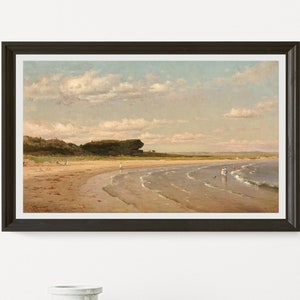 Op de afbeelding: Een ingelijste landschapsprent die een strandscène weergeeft met figuren, golven en een bewolkte lucht. Het kunstwerk toont een zandstrand, zachte golven en een verre landtong. De lijst is donkerbruin.