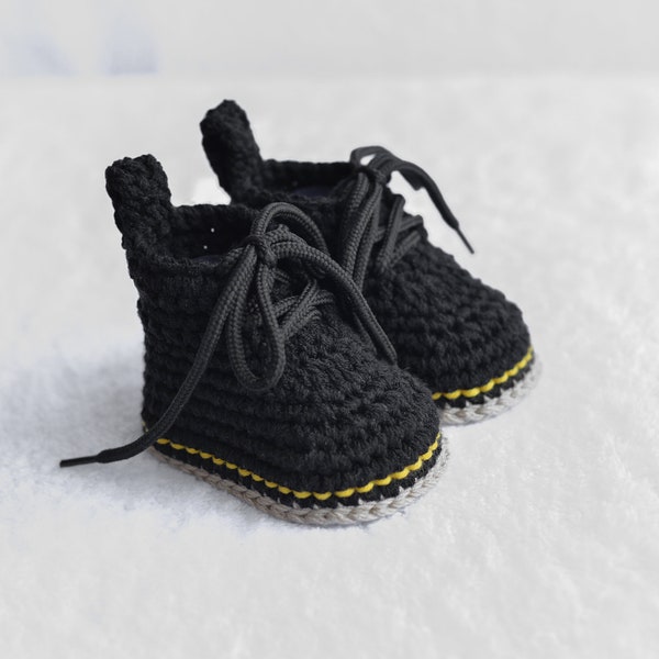 Schwarze gehäkelte Babybooties - Babypartygeschenk - Neugeborenenbooties