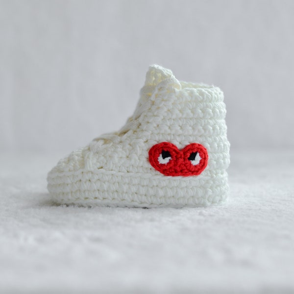 Gehäkelte Baby-Sneaker in Cremefarbe – Gehäkelte Baby-Sneaker – Baby-Mützen-Outfit – Gehäkelte Babyschuhe – Häkelschuhe – Geschenk zur Babyparty