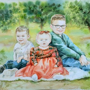 K&ouml;nnte beinhalten: Ein Aquarellgem&auml;lde von drei Kindern, die zusammen im Freien sitzen. Ein Kind links tr&auml;gt ein helles Hemd und eine blaue Hose. Ein Kind in der Mitte tr&auml;gt ein rot kariertes Kleid. Ein Kind rechts tr&auml;gt ein gr&uuml;nes Hemd und eine Brille.