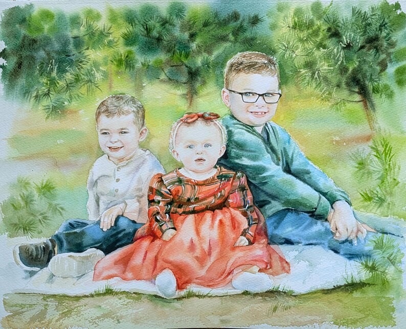 K&ouml;nnte beinhalten: Ein Aquarellgem&auml;lde von drei Kindern, die zusammen im Freien sitzen. Ein Kind links tr&auml;gt ein helles Hemd und eine blaue Hose. Ein Kind in der Mitte tr&auml;gt ein rot kariertes Kleid. Ein Kind rechts tr&auml;gt ein gr&uuml;nes Hemd und eine Brille.
