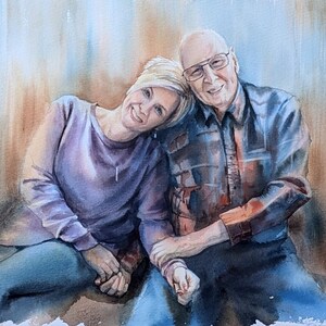 K&ouml;nnte beinhalten: Ein Aquarellgem&auml;lde, das zwei Personen zeigt, die zusammensitzen. Eine Person mit kurzem blondem Haar tr&auml;gt ein violettes Langarmshirt und eine blaue Jeans. Die andere Person tr&auml;gt eine Brille, ein dunkles Hemd und eine blaue Jeans.