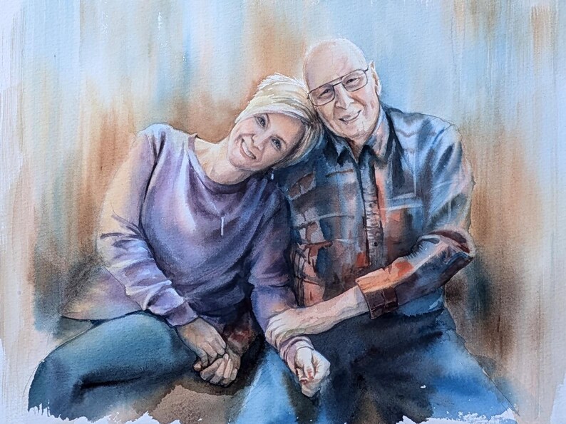 K&ouml;nnte beinhalten: Ein Aquarellgem&auml;lde, das zwei Personen zeigt, die zusammensitzen. Eine Person mit kurzem blondem Haar tr&auml;gt ein violettes Langarmshirt und eine blaue Jeans. Die andere Person tr&auml;gt eine Brille, ein dunkles Hemd und eine blaue Jeans.