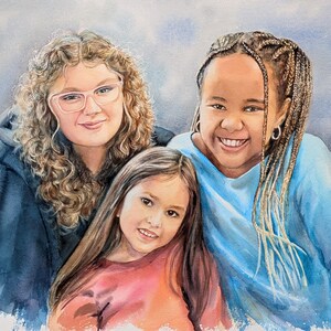 K&ouml;nnte beinhalten: Ein Aquarellportr&auml;t von drei Personen. Links tr&auml;gt eine Person mit lockigem Haar und heller Brille einen dunklen Kapuzenpullover. In der Mitte tr&auml;gt ein Kind mit langem, glattem Haar ein korallenfarbenes Oberteil. Rechts tr&auml;gt eine Person mit geflochtenem Haar ein blaues Oberteil.