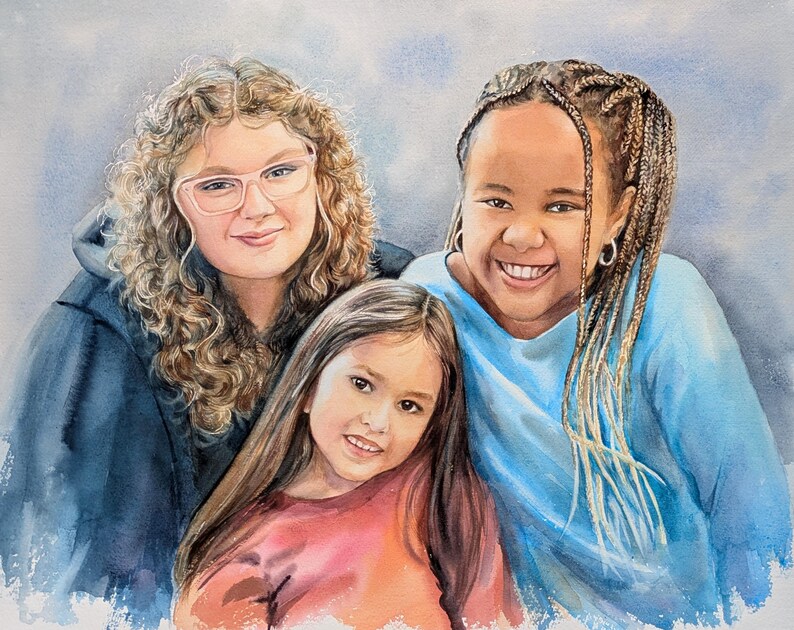 K&ouml;nnte beinhalten: Ein Aquarellportr&auml;t von drei Personen. Links tr&auml;gt eine Person mit lockigem Haar und heller Brille einen dunklen Kapuzenpullover. In der Mitte tr&auml;gt ein Kind mit langem, glattem Haar ein korallenfarbenes Oberteil. Rechts tr&auml;gt eine Person mit geflochtenem Haar ein blaues Oberteil.