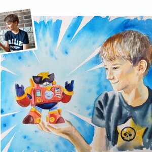 K&ouml;nnte beinhalten: Ein Aquarellgem&auml;lde, das eine junge Person in einem dunklen T-Shirt mit gelbem Sternmotiv zeigt, die einen kleinen, bunten Roboter mit roter, gelber und blauer R&uuml;stung vor einem leuchtend blauen Hintergrund mit wei&szlig;en Strahlen h&auml;lt.