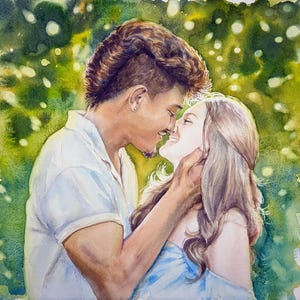 K&ouml;nnte beinhalten: Ein Aquarellgem&auml;lde, das zwei Personen in einer engen Umarmung zeigt. Eine Person hat kurzes dunkles Haar und tr&auml;gt ein wei&szlig;es Hemd mit Kragen. Die andere Person hat langes hellbraunes Haar und tr&auml;gt ein hellblaues Oberteil. Gr&uuml;ner Hintergrund.