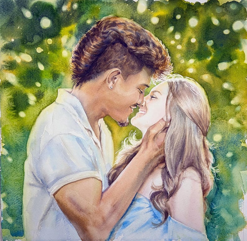 K&ouml;nnte beinhalten: Ein Aquarellgem&auml;lde, das zwei Personen in einer engen Umarmung zeigt. Eine Person hat kurzes dunkles Haar und tr&auml;gt ein wei&szlig;es Hemd mit Kragen. Die andere Person hat langes hellbraunes Haar und tr&auml;gt ein hellblaues Oberteil. Gr&uuml;ner Hintergrund.