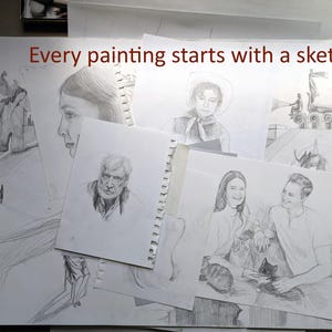 K&ouml;nnte beinhalten: Eine Sammlung von Graphitstift-Skizzen auf wei&szlig;em Papier, die Portr&auml;ts von Personen, eine Landschaft und ein Paar mit Katzen zeigen. Der Text "Every painting starts with a sketch!" ist in Dunkelrot oben auf den Papieren aufgedruckt.