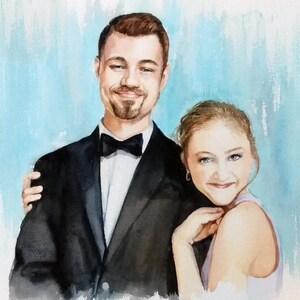 K&ouml;nnte beinhalten: Ein Aquarellportr&auml;t von zwei Personen. Eine Person tr&auml;gt ein schwarzes Sakko mit wei&szlig;em Hemd und schwarzer Fliege. Die andere Person tr&auml;gt ein hellviolettes &auml;rmelloses Oberteil. Sie sind vor einem strukturierten hellblauen Hintergrund dargestellt.