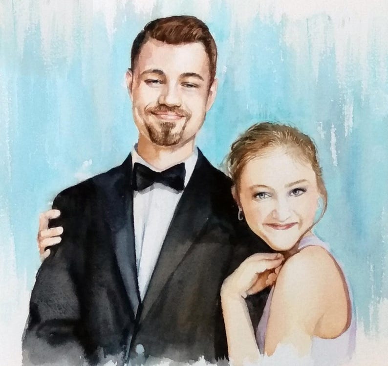 K&ouml;nnte beinhalten: Ein Aquarellportr&auml;t von zwei Personen. Eine Person tr&auml;gt ein schwarzes Sakko mit wei&szlig;em Hemd und schwarzer Fliege. Die andere Person tr&auml;gt ein hellviolettes &auml;rmelloses Oberteil. Sie sind vor einem strukturierten hellblauen Hintergrund dargestellt.