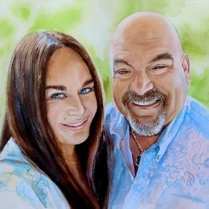 K&ouml;nnte beinhalten: Ein Aquarellportr&auml;t von zwei Personen. Links eine Person mit langem braunem Haar und blauen Augen. Rechts eine glatzk&ouml;pfige Person mit Ziegenbart und Schnurrbart. Beide tragen hellblaue Hemden mit dezenten Mustern vor einem gr&uuml;nen Hintergrund.