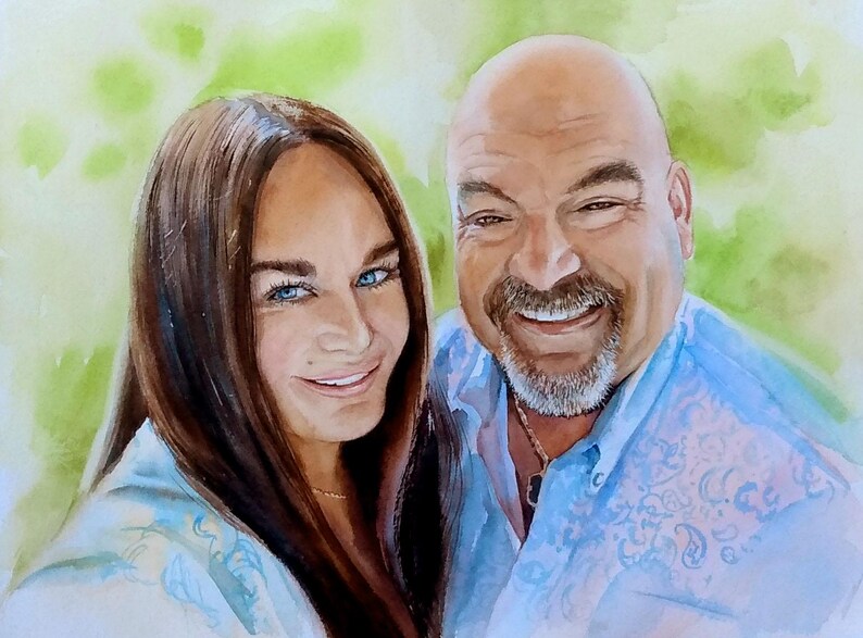K&ouml;nnte beinhalten: Ein Aquarellportr&auml;t von zwei Personen. Links eine Person mit langem braunem Haar und blauen Augen. Rechts eine glatzk&ouml;pfige Person mit Ziegenbart und Schnurrbart. Beide tragen hellblaue Hemden mit dezenten Mustern vor einem gr&uuml;nen Hintergrund.