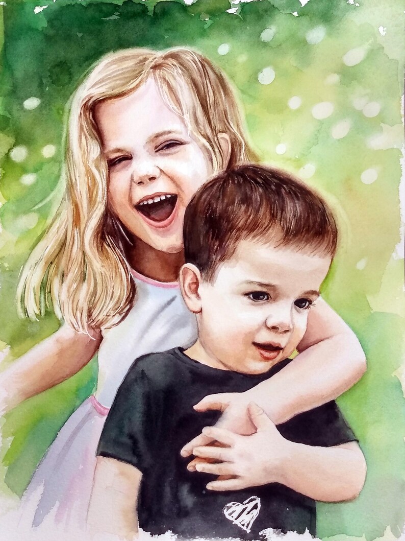 K&ouml;nnte beinhalten: Ein Aquarellgem&auml;lde eines jungen M&auml;dchens mit langem blonden Haar, das lacht, w&auml;hrend es einen kleinen Jungen mit kurzem braunen Haar umarmt. Das M&auml;dchen tr&auml;gt ein wei&szlig;es Oberteil mit rosa Rand, der Junge ein schwarzes T-Shirt mit wei&szlig;em Herzumriss.