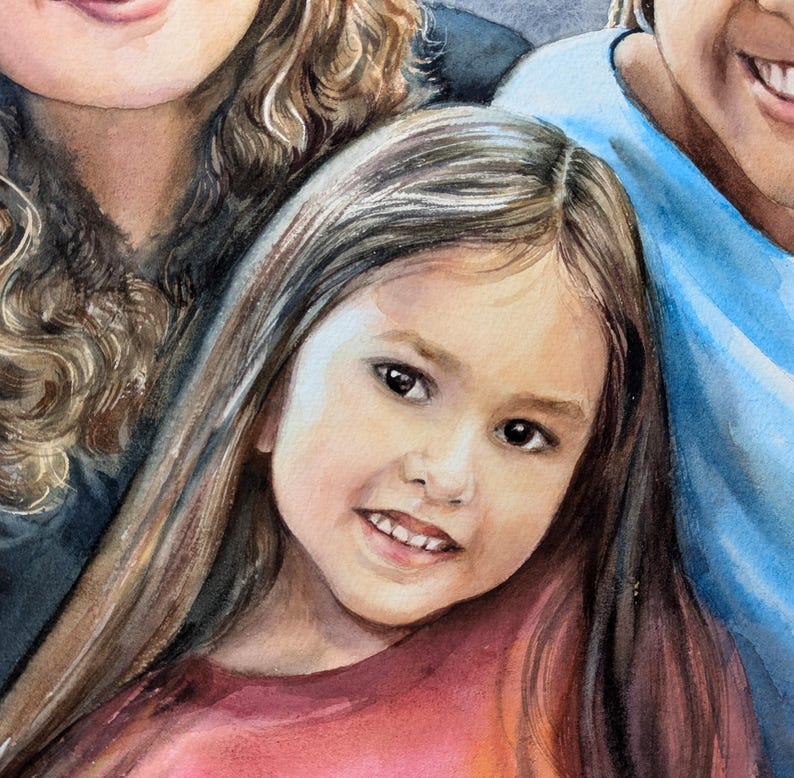 K&ouml;nnte beinhalten: Ein Aquarellportr&auml;t eines jungen Kindes mit langem braunem Haar in einem r&ouml;tlich-pinken Oberteil, das zwischen zwei anderen Personen steht. Eine Person tr&auml;gt ein dunkles Oberteil, die andere ein leuchtend blaues, alles in Maltechnik.