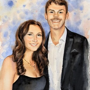 K&ouml;nnte beinhalten: Ein Aquarellportr&auml;t von zwei Personen. Eine Person hat langes braunes Haar, tr&auml;gt ein schwarzes &auml;rmelloses Oberteil und eine goldene Kette. Die andere Person hat kurzes braunes Haar, einen Schnurrbart und tr&auml;gt ein wei&szlig;es Hemd unter einem schwarzen Blazer.