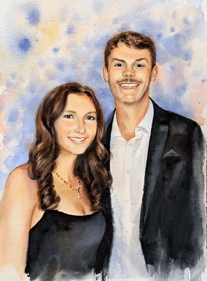 K&ouml;nnte beinhalten: Ein Aquarellportr&auml;t von zwei Personen. Eine Person hat langes braunes Haar, tr&auml;gt ein schwarzes &auml;rmelloses Oberteil und eine goldene Kette. Die andere Person hat kurzes braunes Haar, einen Schnurrbart und tr&auml;gt ein wei&szlig;es Hemd unter einem schwarzen Blazer.