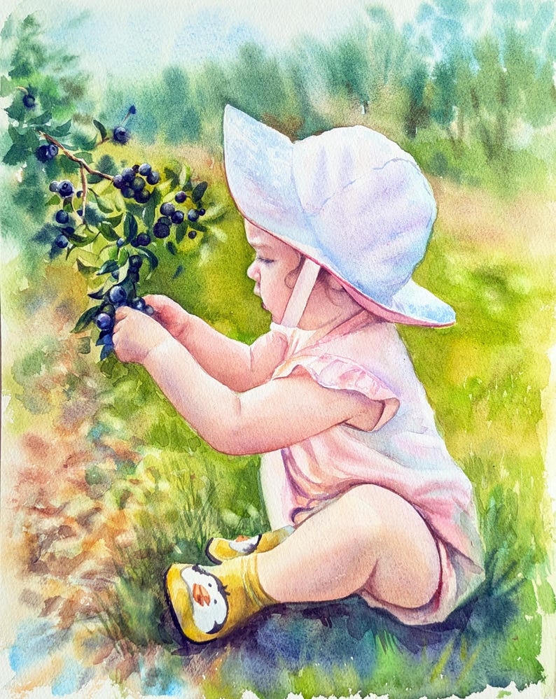 K&ouml;nnte beinhalten: Ein Aquarellbild eines Kleinkindes mit hellblauem Sonnenhut und blassrosa Kleidung, das auf gr&uuml;nem Gras sitzt und nach oben greift, um dunkelblaue Beeren von einem belaubten Zweig zu pfl&uuml;cken. Das Kleinkind tr&auml;gt gelbe Schuhe mit Pinguin-Motiv.
