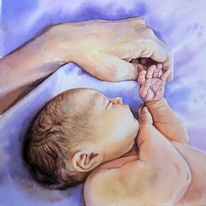 K&ouml;nnte beinhalten: Ein Aquarellgem&auml;lde, das einen schlafenden S&auml;ugling mit hellbraunem Haar zeigt, der mit einem erhobenen Arm neben einer gr&ouml;&szlig;eren Hand ruht. Das Kunstwerk zeichnet sich durch sanfte Hautt&ouml;ne und einen leuchtend violetten Hintergrund aus.