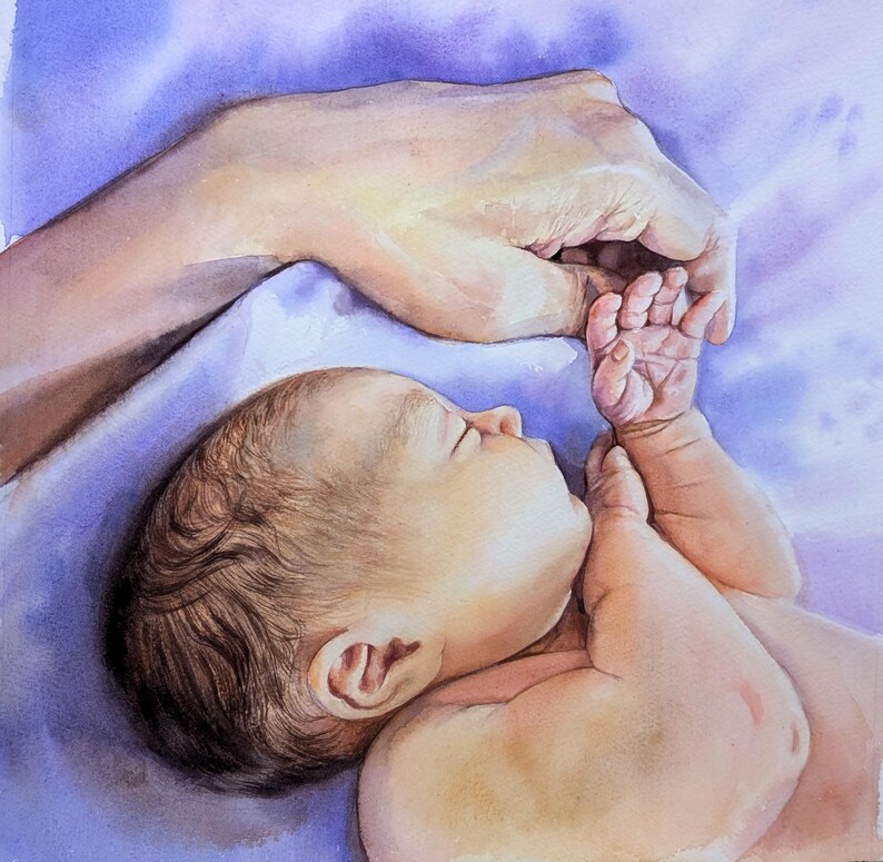 K&ouml;nnte beinhalten: Ein Aquarellgem&auml;lde, das einen schlafenden S&auml;ugling mit hellbraunem Haar zeigt, der mit einem erhobenen Arm neben einer gr&ouml;&szlig;eren Hand ruht. Das Kunstwerk zeichnet sich durch sanfte Hautt&ouml;ne und einen leuchtend violetten Hintergrund aus.