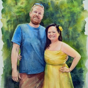 K&ouml;nnte beinhalten: Ein Aquarellgem&auml;lde von zwei Personen, die nebeneinander stehen. Eine Person tr&auml;gt ein blaues T-Shirt und eine braune Hose, w&auml;hrend die andere ein gelbes Kleid mit einer gelben Blume im dunklen Haar tr&auml;gt. Der Hintergrund ist ein gr&uuml;ner Farbauftrag.