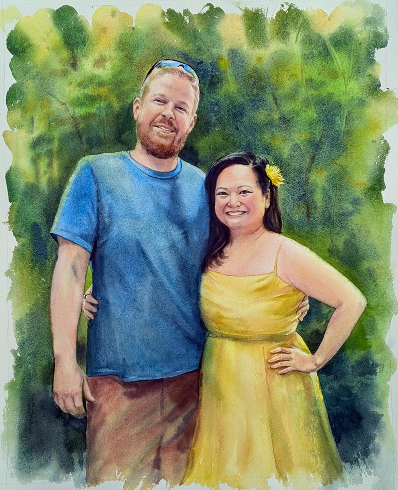 K&ouml;nnte beinhalten: Ein Aquarellgem&auml;lde von zwei Personen, die nebeneinander stehen. Eine Person tr&auml;gt ein blaues T-Shirt und eine braune Hose, w&auml;hrend die andere ein gelbes Kleid mit einer gelben Blume im dunklen Haar tr&auml;gt. Der Hintergrund ist ein gr&uuml;ner Farbauftrag.