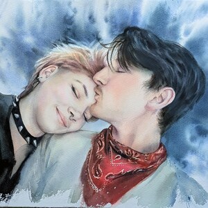 K&ouml;nnte beinhalten: Ein Aquarellgem&auml;lde, das zwei Personen mit geschlossenen Augen zeigt. Eine Person hat kurzes blondes Haar und tr&auml;gt ein schwarzes Halsband mit Nieten. Die andere Person hat dunkles Haar und tr&auml;gt ein rotes Paisley-Bandana.