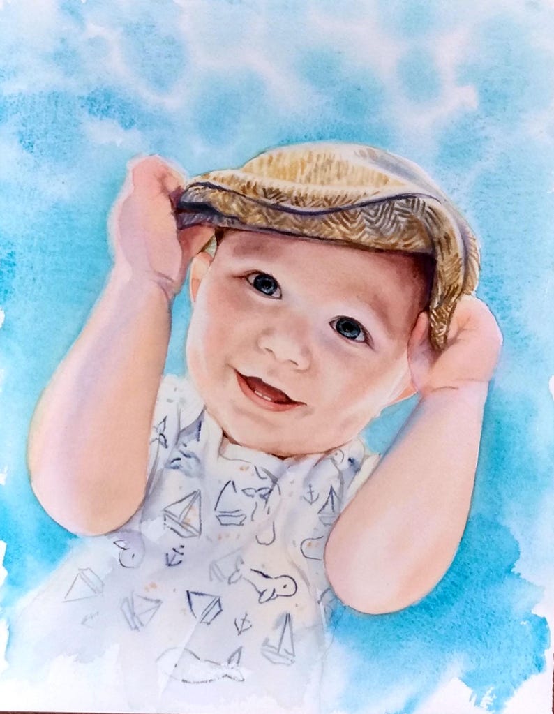 K&ouml;nnte beinhalten: Ein Aquarellgem&auml;lde eines kleinen Kindes mit einer beigen, strukturierten Schieberm&uuml;tze und einem wei&szlig;en Hemd mit blauem nautischem Muster aus Segelbooten, Walen und Ankern. Das Kind l&auml;chelt vor einem hellblauen, aquarellierten Hintergrund.